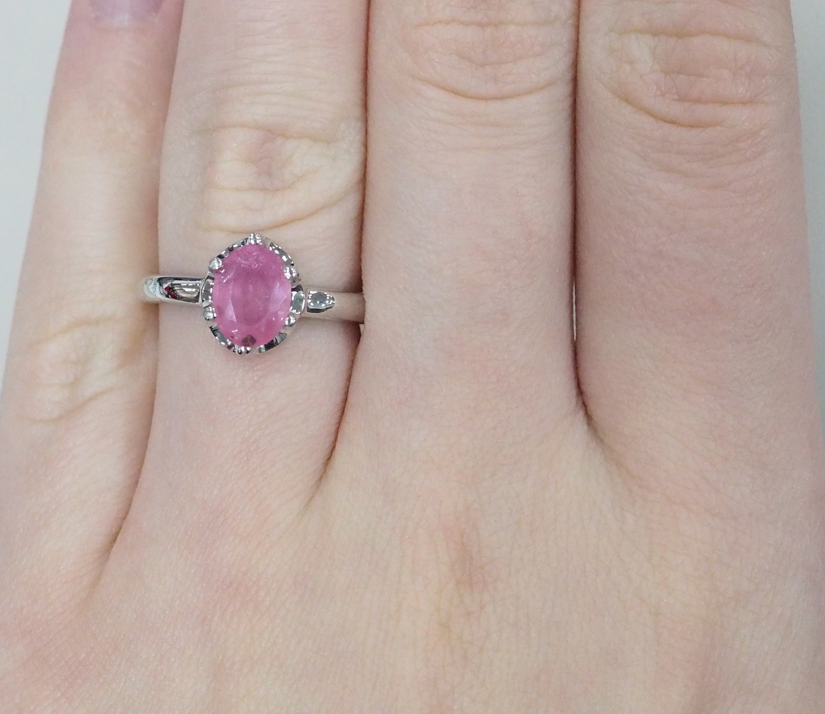 Серебряное кольцо с розовым сапфиром